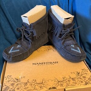 NEW Manitobah Mukluks Women's harvester suede navy marine blue Moccasins size 7